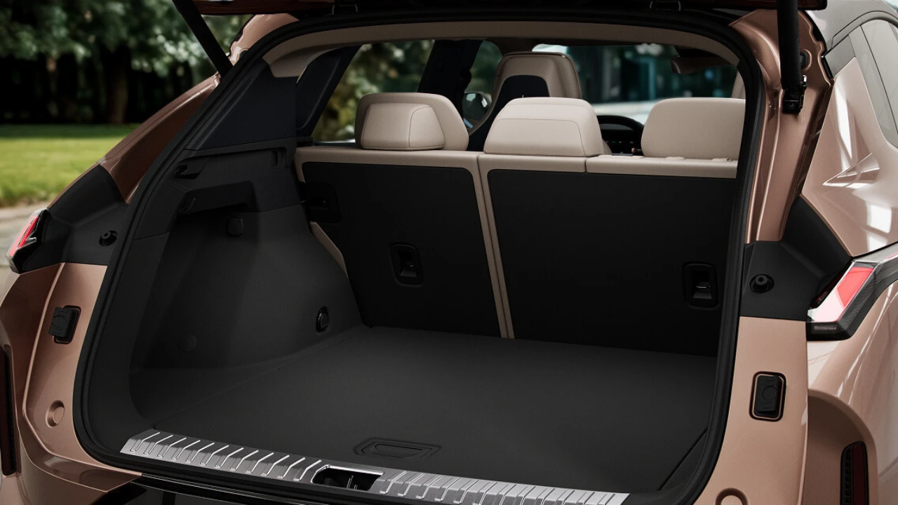 Interieur bagageruimte van de 2026 Lynk & Co 08 met 540-liter kofferbak capaciteit, uitbreidbaar tot 1254 liter met neergeklapte achterbank, met praktische laadvloer en gezinsvriendelijke opbergoplossingen.