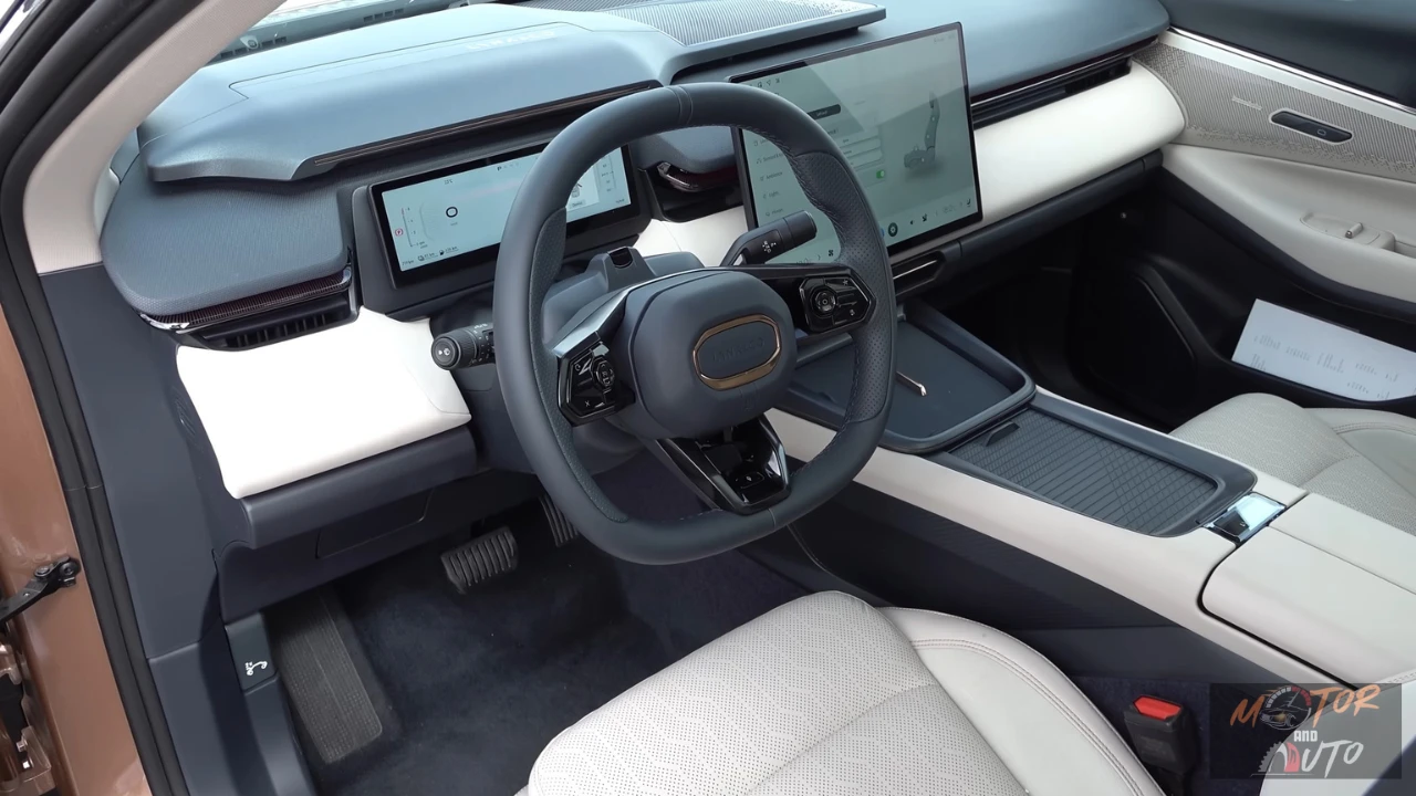 Bestuurders perspectief van de 2026 Lynk & Co 08 met het 4-voudig verstelbare stuurwiel met multifunctionele bedieningsorganen, digitaal instrumentenpaneel, en de integratie van alle voertuigsystemen in het minimalistische cockpit ontwerp.