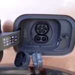 Gedetailleerd aanzicht van de 2026 Lynk & Co 08's laadpoort setup, met zowel CCS Combo 2 voor DC snelladen tot 85kW als Type 2 AC connector voor 11kW thuisladen mogelijkheden.