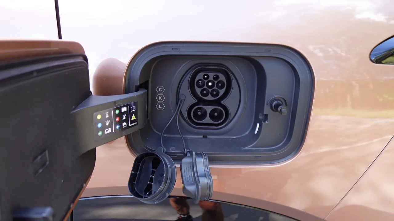 Gedetailleerd aanzicht van de 2026 Lynk & Co 08's laadpoort setup, met zowel CCS Combo 2 voor DC snelladen tot 85kW als Type 2 AC connector voor 11kW thuisladen mogelijkheden.