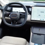 Uitgebreid aanzicht van de 2026 Lynk & Co 08's dashboard met het 15,4-inch touchscreen dat voertuiginstellingen toont, digitaal instrumentenpaneel, en de integratie van alle voertuigfuncties in het Zweedse ontworpen minimalistische interieur.