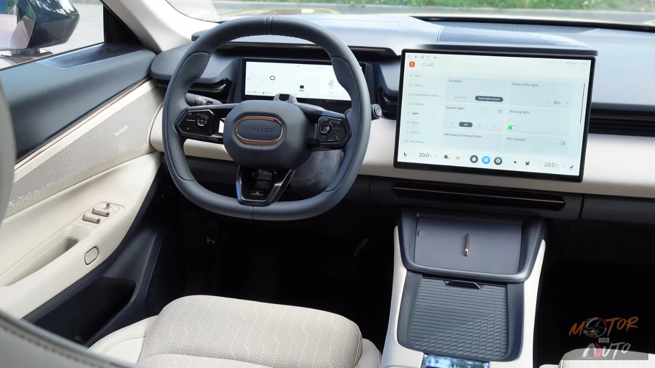 Uitgebreid aanzicht van de 2026 Lynk & Co 08's dashboard met het 15,4-inch touchscreen dat voertuiginstellingen toont, digitaal instrumentenpaneel, en de integratie van alle voertuigfuncties in het Zweedse ontworpen minimalistische interieur.