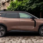 Volledig zijaanzicht profiel van de 2026 Lynk & Co 08's proporties, met de 2,85m wielbasis, verhoogde rijpositie, en onderscheidende raamlijn ontwerp op historische Europese geplaveide straat.