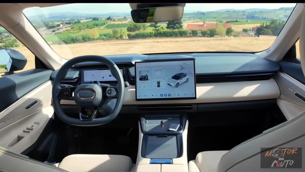 Moderne cockpit van de 2026 Lynk & Co 08 met het 15,4-inch centrale touchscreen, 10,2-inch bestuurdersdisplay, minimalistische Scandinavische design, en panoramisch schuifdak met schilderachtige landelijke achtergrond.