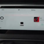 Digitaal instrumentendisplay in hybride modus met 719km totale actieradius (93km elektrisch + 626km brandstof), vermogensstroom indicatie, en uitgebreide voertuigstatus informatie op het 10,2-inch scherm.