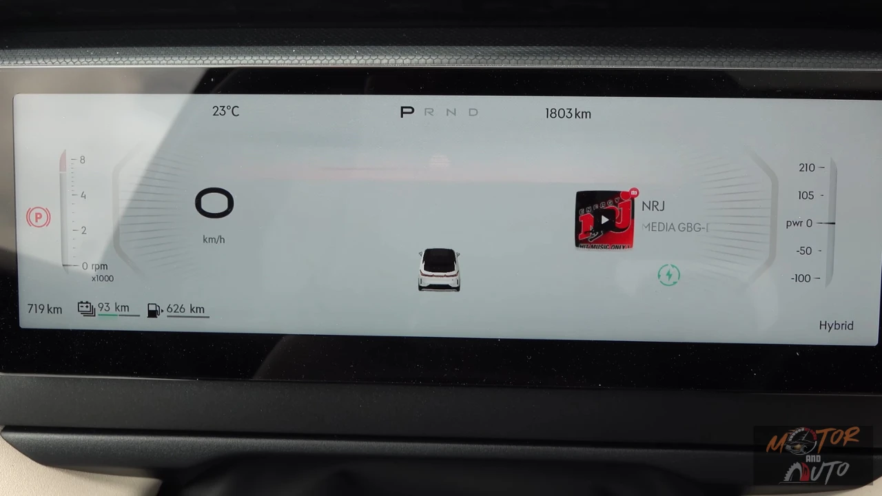 Digitaal instrumentendisplay in hybride modus met 719km totale actieradius (93km elektrisch + 626km brandstof), vermogensstroom indicatie, en uitgebreide voertuigstatus informatie op het 10,2-inch scherm.