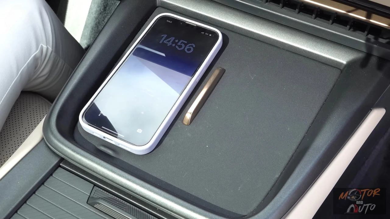 2026 Lynk & Co 08 Draadloze Oplaadpad in Gebruik