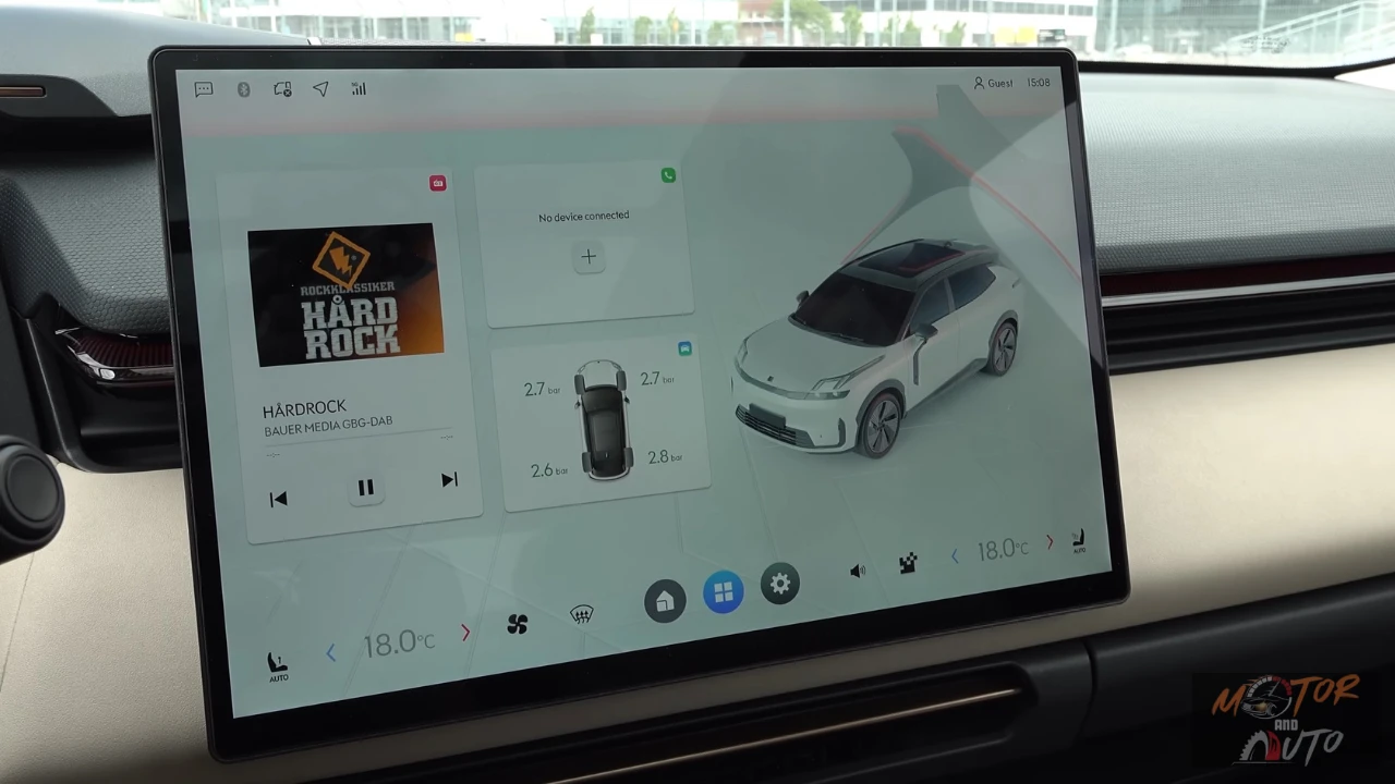 Hoofd infotainment scherm met media afspelen (Hardrock van Bauer Media), 3D voertuig visualisatie, klimaatregeling interface, en de uitgebreide integratie van entertainment en voertuig systemen.
