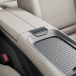 Gedetailleerd aanzicht van de middenconsole met meerdere opbergvakken, premium materialen, draadloze oplaadpad gebied, en het doordachte ergonomische ontwerp dat de interieur indeling karakteriseert.