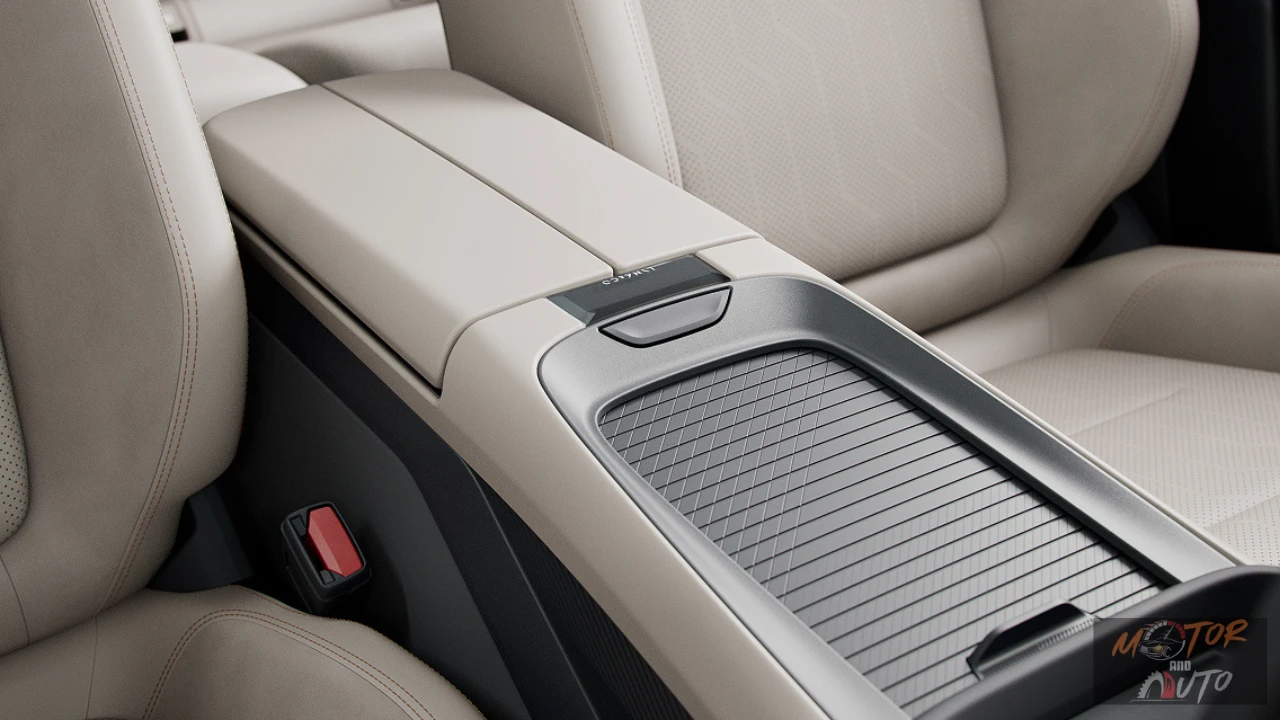 Gedetailleerd aanzicht van de middenconsole met meerdere opbergvakken, premium materialen, draadloze oplaadpad gebied, en het doordachte ergonomische ontwerp dat de interieur indeling karakteriseert.