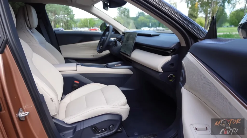 Passagierskant interieur met de 6-voudig elektrisch verstelbare passagiersstoel, premium materiaal kwaliteit, elektronische stoel bedieningsorganen, en de naadloze integratie van technologie met luxe comfort features.