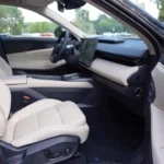 Passagierskant interieur met de 6-voudig elektrisch verstelbare passagiersstoel, premium materiaal kwaliteit, elektronische stoel bedieningsorganen, en de naadloze integratie van technologie met luxe comfort features.