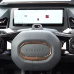 Aanzicht dat de relatie toont tussen de stuurwiel bedieningsorganen en het 10,2-inch digitale instrumentenpaneel, met nadruk op het ergonomische ontwerp en de integratie van Level 2 autonome rijhulp bedieningsorganen.