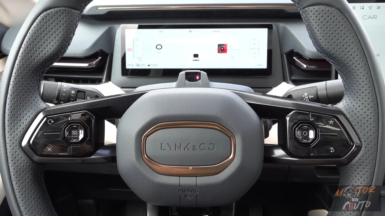 Aanzicht dat de relatie toont tussen de stuurwiel bedieningsorganen en het 10,2-inch digitale instrumentenpaneel, met nadruk op het ergonomische ontwerp en de integratie van Level 2 autonome rijhulp bedieningsorganen.