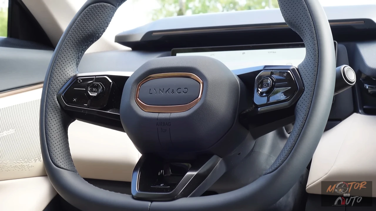 Gedetailleerd aanzicht van het stuurwiel met de Lynk & Co branding met bronzen accent, multifunctionele bedieningsknoppen voor cruise control, media, en bestuurders assistentie systemen, en de premium leren afwerking.