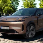 De 2026 Lynk & Co 08 plug-in hybride SUV in Sunset Copper metallic afwerking, met onderscheidende LED verlichtingssignatuur, kozijnloze deuren en Zweedse design esthetiek in een bomenlaan stadssetting.