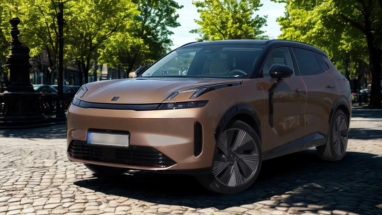 De 2026 Lynk & Co 08 plug-in hybride SUV in Sunset Copper metallic afwerking, met onderscheidende LED verlichtingssignatuur, kozijnloze deuren en Zweedse design esthetiek in een bomenlaan stadssetting.