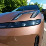 Voor hoek detail met nadruk op de 2026 Lynk & Co 08's geavanceerde LED verlichtingstechnologie, inclusief de onderscheidende lichtsignatuur en aerodynamische voorkant fascia ontwerp elementen.