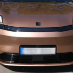 Gedetailleerd voorkant aanzicht van de 2026 Lynk & Co 08's LED Matrix koplampen (More uitrusting), minimalistische grille ontwerp, en aerodynamische voorbumper styling geoptimaliseerd voor hybride efficiëntie.