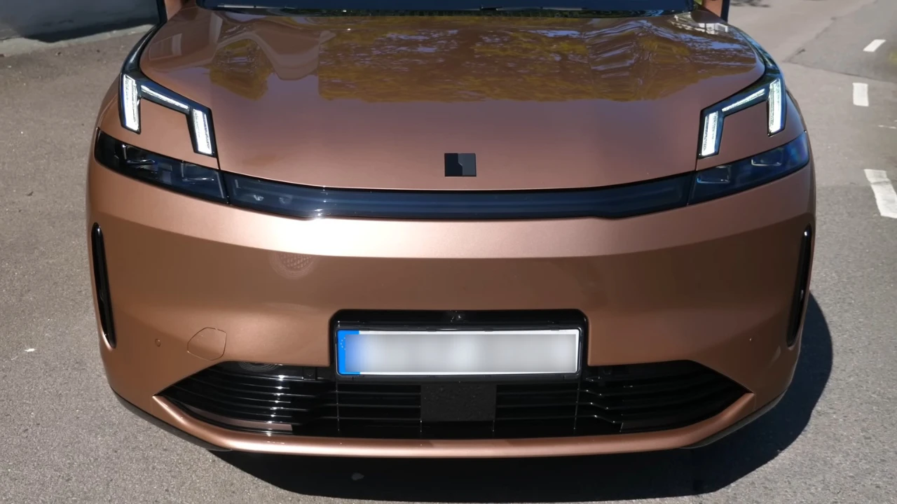 Gedetailleerd voorkant aanzicht van de 2026 Lynk & Co 08's LED Matrix koplampen (More uitrusting), minimalistische grille ontwerp, en aerodynamische voorbumper styling geoptimaliseerd voor hybride efficiëntie.