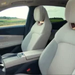 Premium voorstoelen van de 2026 Lynk & Co 08 met Sahara Dune kunstleer (PU) en microvezel afwerking, met geïntegreerde Harman Kardon luidsprekers in hoofdsteunen en 8-voudig elektrisch verstelbare bestuurdersstoel met geheugenfunctie.