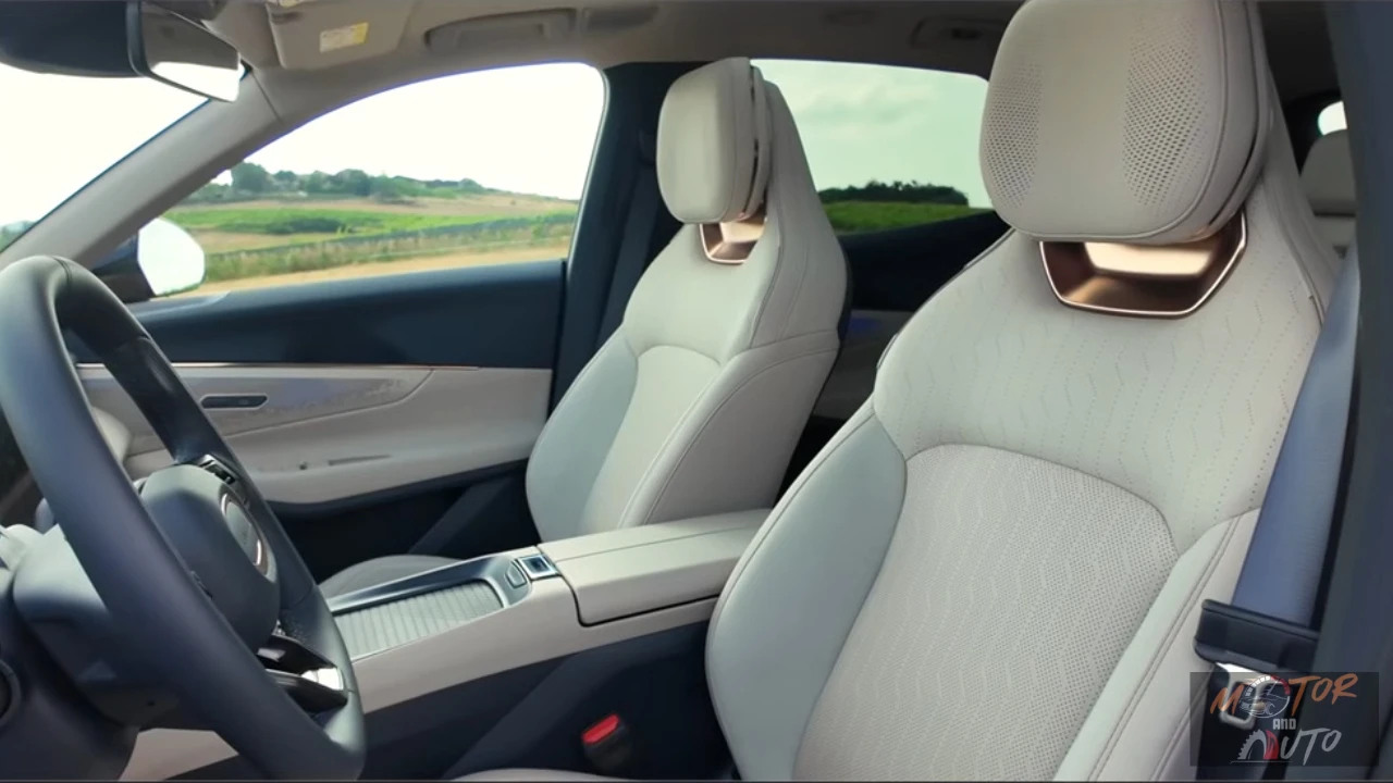 Premium voorstoelen van de 2026 Lynk & Co 08 met Sahara Dune kunstleer (PU) en microvezel afwerking, met geïntegreerde Harman Kardon luidsprekers in hoofdsteunen en 8-voudig elektrisch verstelbare bestuurdersstoel met geheugenfunctie.