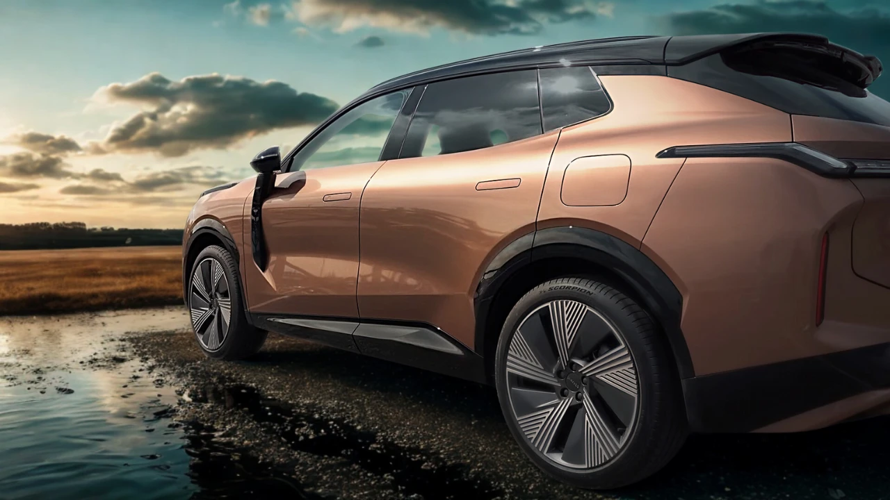 Zij detail foto met nadruk op de 2026 Lynk & Co 08's ontwerpelementen inclusief de onderscheidende wielkast bekleding, deurgrepen, en carrosserie proporties tegen een landelijke landschap achtergrond.