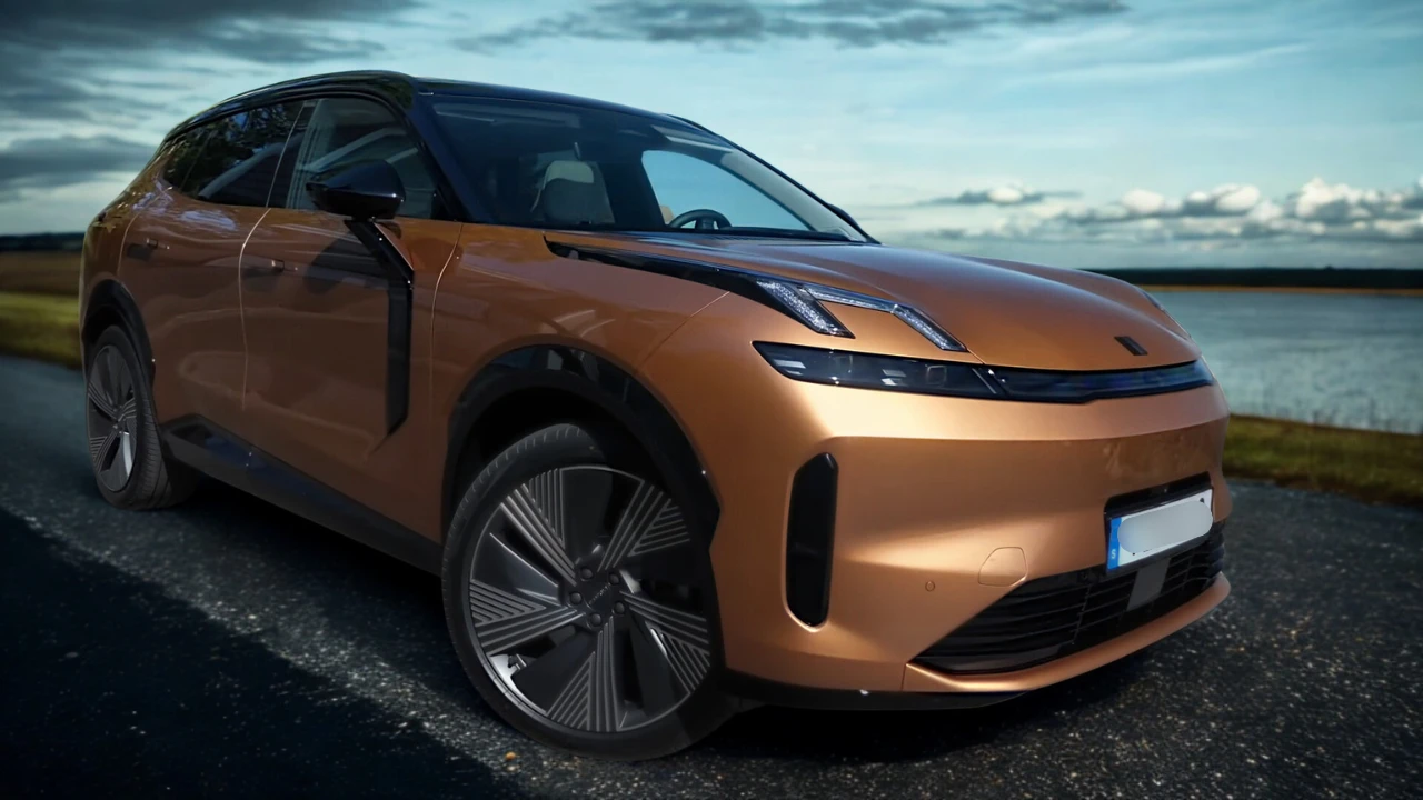 Zijaanzicht van de 2026 Lynk & Co 08 met 4,82m lengte, 2,85m wielbasis en onderscheidende designelementen inclusief het zwevende dakontwerp, kozijnloze ramen en aerodynamisch wielontwerp tegen een schilderachtige waterfront achtergrond.