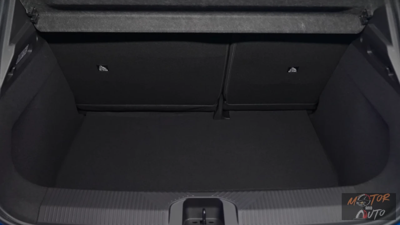 Interieur kofferruimte van 2026 Nissan Micra met 326L laadruimte met zwarte kunststof bekleding en neergeklapte achterbankleuningen