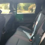 Zicht van het achterpassagiersgedeelte van de 2026 Nissan Micra met de compacte maar functionele zitruimte geschikt voor kinderen en kleinere volwassenen, met ISOFIX-bevestigingspunten en privacy glas.