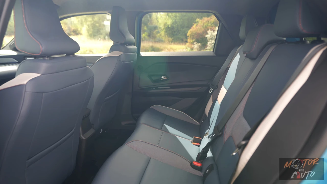 Zicht van het achterpassagiersgedeelte van de 2026 Nissan Micra met de compacte maar functionele zitruimte geschikt voor kinderen en kleinere volwassenen, met ISOFIX-bevestigingspunten en privacy glas.