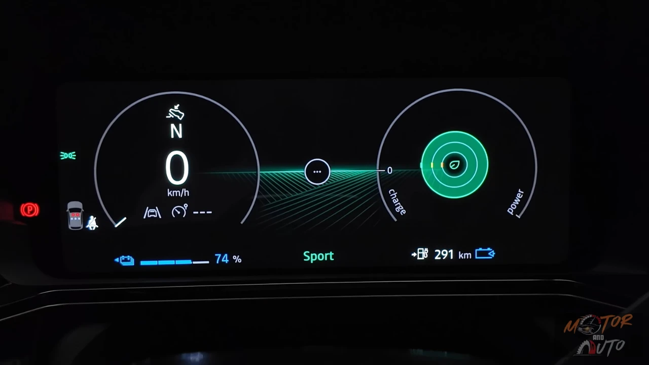 Het 10,3-inch TFT digitale instrumentenpaneel van de 2026 Nissan Micra toont Sport-modus met 74% batterijlading en 291km resterende actieradius, met modern cirkelvormig meterdesign.