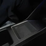 Detail van de draadloze oplaadpaal van de 2026 Nissan Micra in de middenconsole, voor handig smartphone opladen zonder kabels (standaard op ADVANCE en EVOLVE uitvoeringen).
