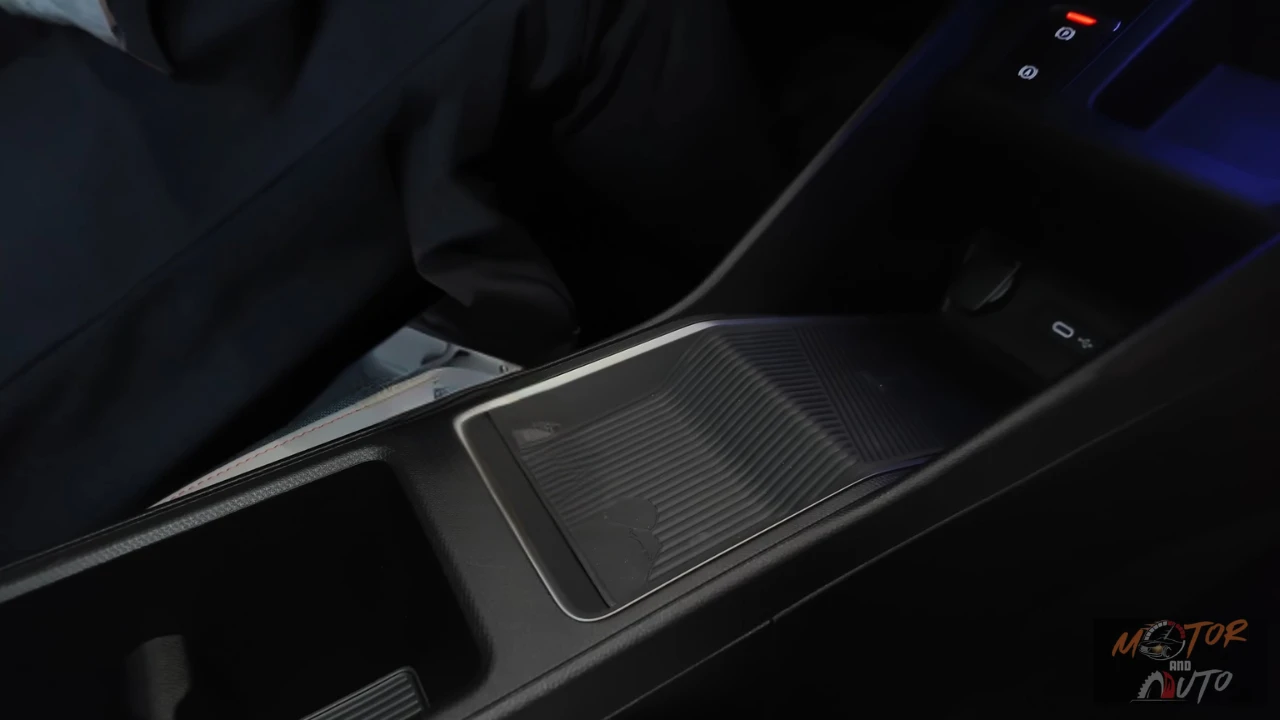 Detail van de draadloze oplaadpaal van de 2026 Nissan Micra in de middenconsole, voor handig smartphone opladen zonder kabels (standaard op ADVANCE en EVOLVE uitvoeringen).