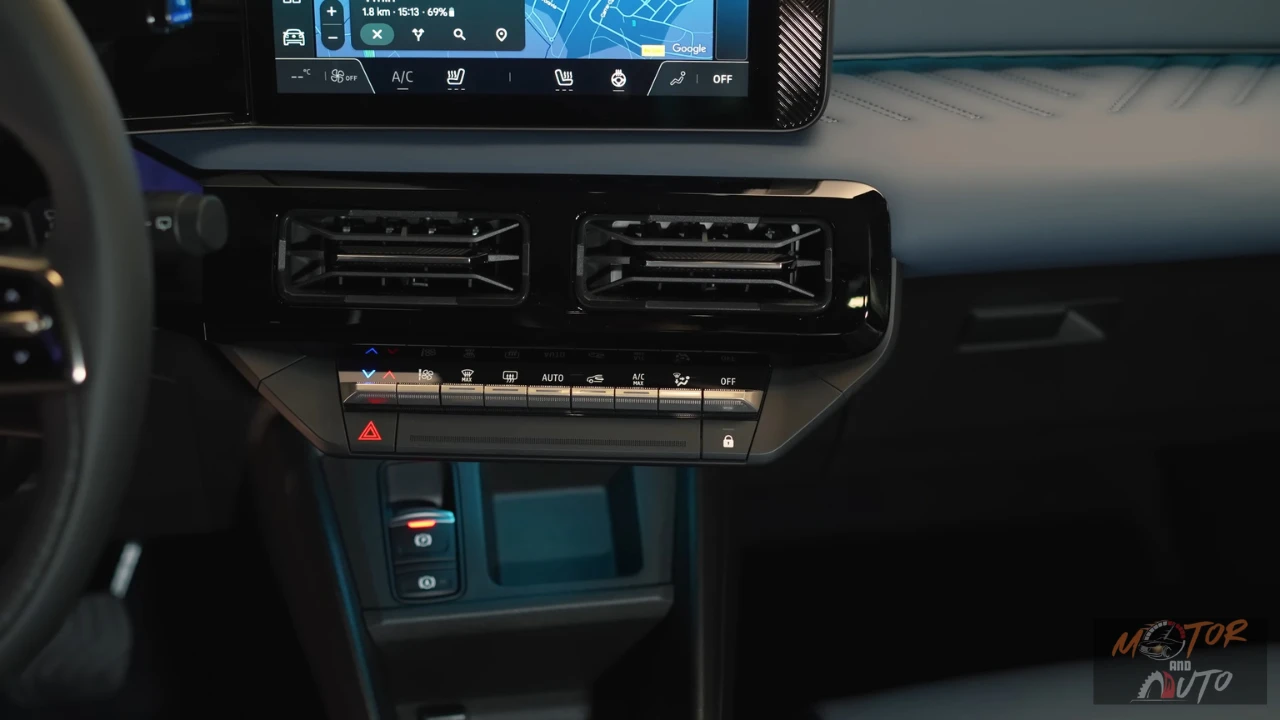 De 2026 Nissan Micra beschikt over praktische fysieke klimaatbedieningsknoppen onder het infotainmentscherm, inclusief temperatuurregeling, A/C, ventilatorsnelheid en stoelverwarming met draadloze oplaadpaal.