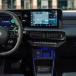 2026 Nissan Micra infotainmentscherm met Google Maps-navigatie met blauwe routegeleiding en moderne dashboard-bediening
