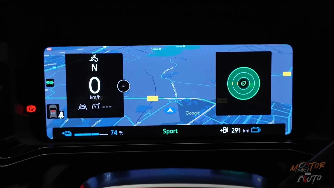 2026 Nissan Micra instrumentendisplay met geïntegreerde Google Maps met routenavigatie, batterijstatus op 74% en Sport-modus indicator