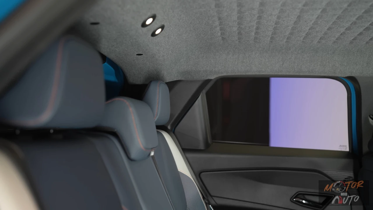 2026 Nissan Micra interieur dakzicht met gesteppte plafonpatroon, privacy glas ramen en aanraakbediende interieurverlichting