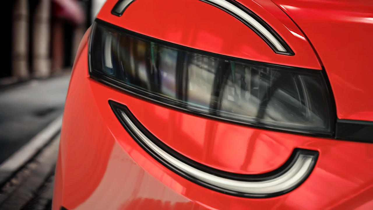 Close-up detail van ronde LED-koplamp op rode 2026 Nissan Micra met cirkelvormig lichtpatroon met geïntegreerde dagrijverlichting