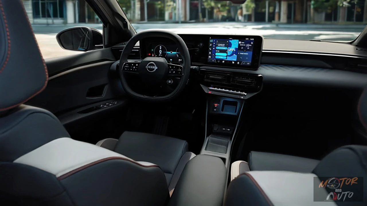 Interieur dashboard aanzicht van 2026 Nissan Micra met dubbele digitale schermen, Nissan-stuurwiel en moderne grijs en blauwe stoelbekleding
