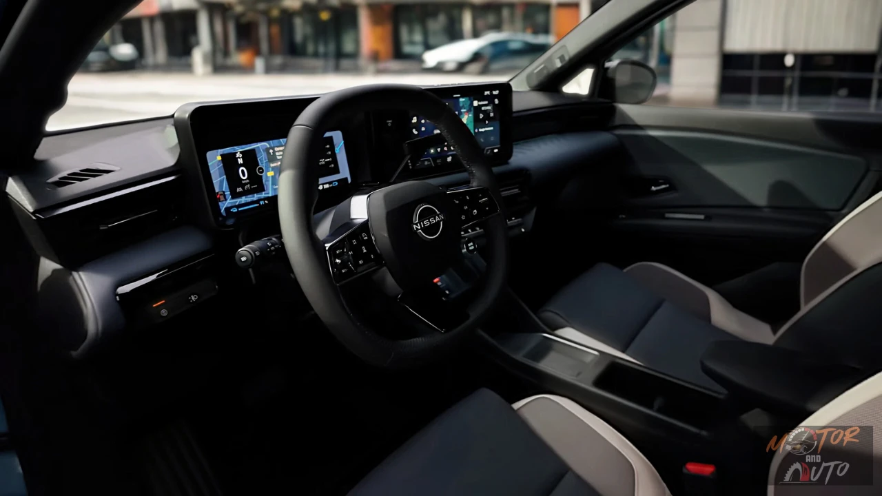 Zij-interieurzicht van 2026 Nissan Micra met modern dashboard, dubbele schermen, sportieve stoelen en hedendaags cabineontwerp