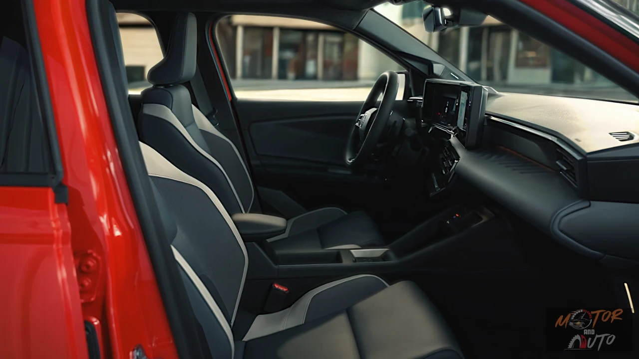 Zijaanzicht van 2026 Nissan Micra voorstoelen met sportieve zijsteunen, grijs en wit contrastmateriaal, en rood deurpaneel zichtbaar