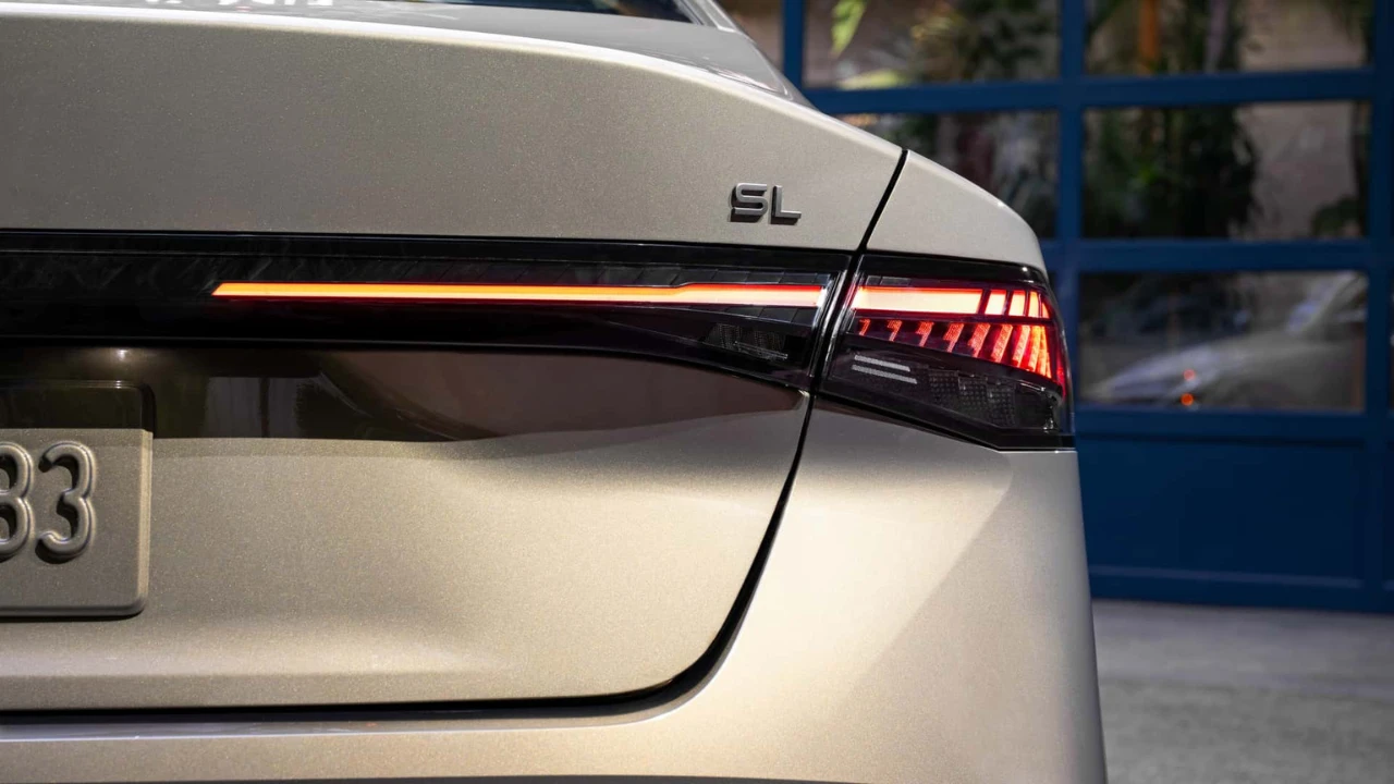 2026 Nissan Sentra SL Achterverlichting en Badge Detail