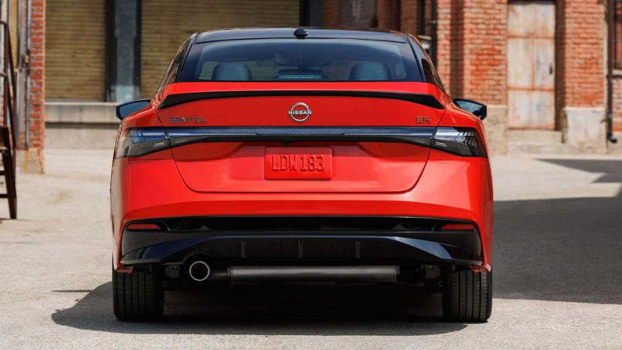 2026 Nissan Sentra SR Achteraanzicht met Uitlaat en Prestatie Badges