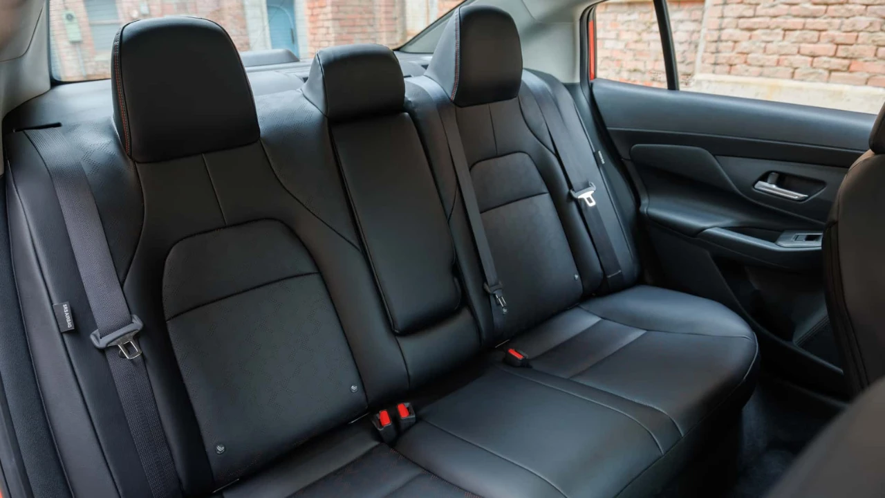 2026 Nissan Sentra SR Achterbank Passagiers Ruimte en Comfort