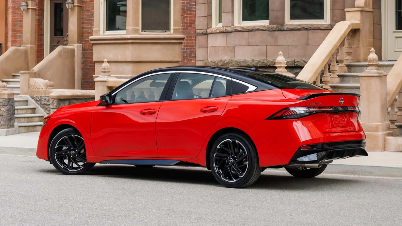 2026 Nissan Sentra SR Achterhoek Zicht met Sport Styling