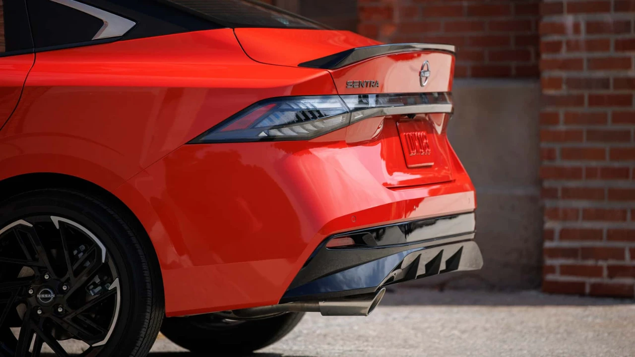 2026 Nissan Sentra SR Achterspoiler en Achterlicht Detail