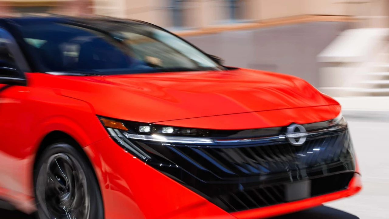 2026 Nissan Sentra SR Dynamisch Vooraanzicht met Bewegingseffect