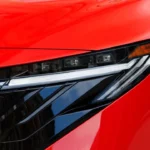 2026 Nissan Sentra SR Voordetail met SR Badge en LED-Verlichting