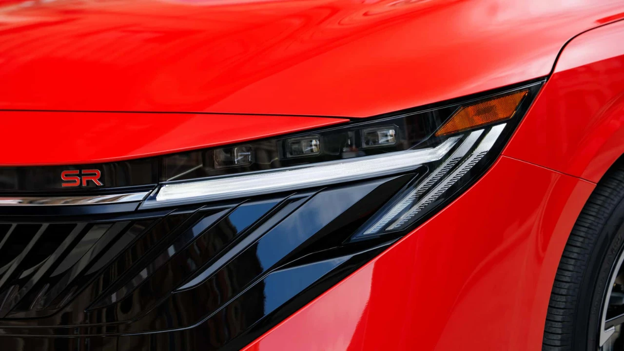 2026 Nissan Sentra SR Voordetail met SR Badge en LED-Verlichting